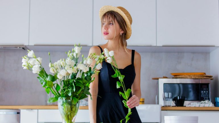 Eleganckie propozycje stylizacji do czarnej sukienki na wesele