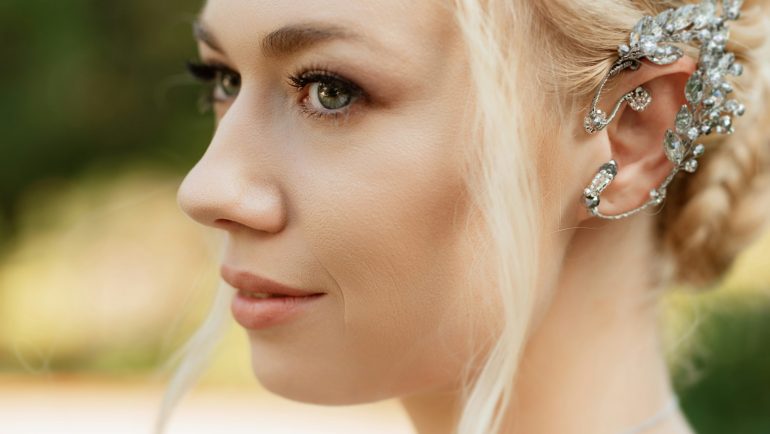 Najlepsze dodatki do niebieskiej sukienki na wesele