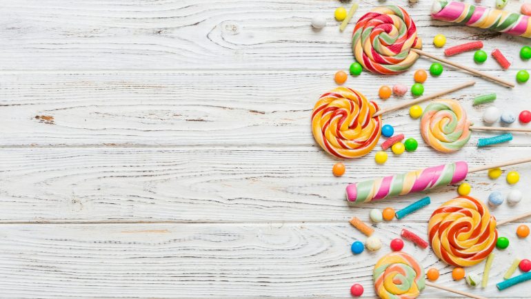 „Czerwone dodatki do niebieskiej sukienki: Jak zestawić kolory”