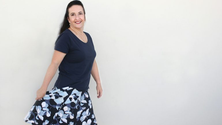 Jakie dodatki do granatowej sukienki w kwiaty?