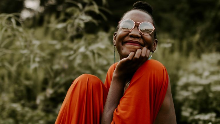 Najlepsze dodatki do pomarańczowej sukienki na wesele