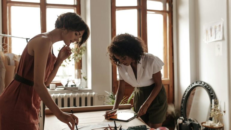 Najlepsze stylizacje z czerwonymi sukienkami