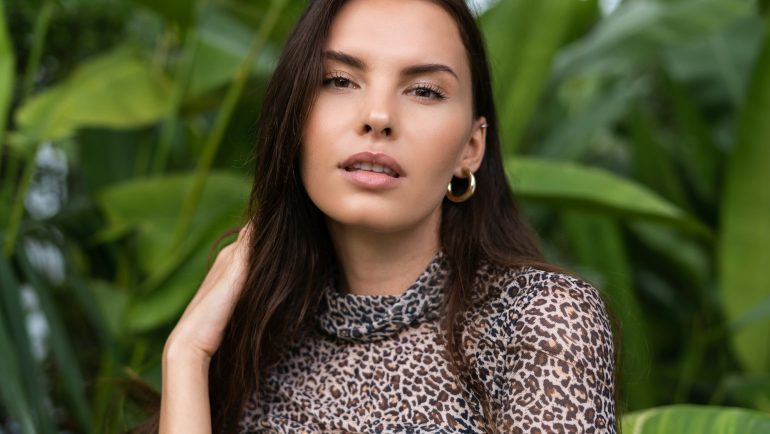 Najlepsze stylizacje sukienek w panterkę