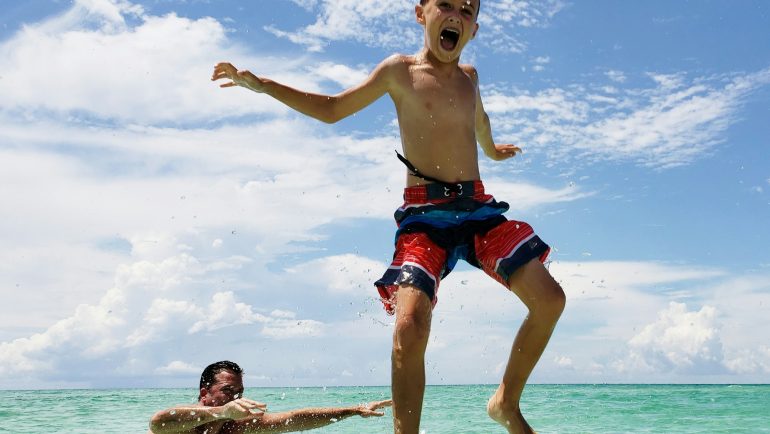 Sukienki trapezowe: modne stylizacje