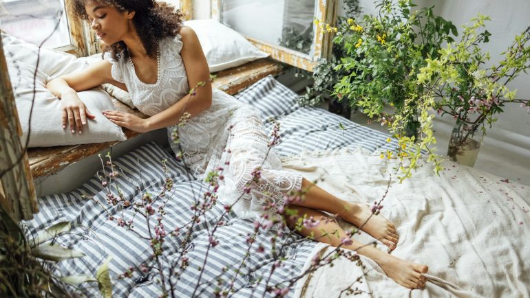 „Stylowe dodatki do białej koronkowej sukienki”