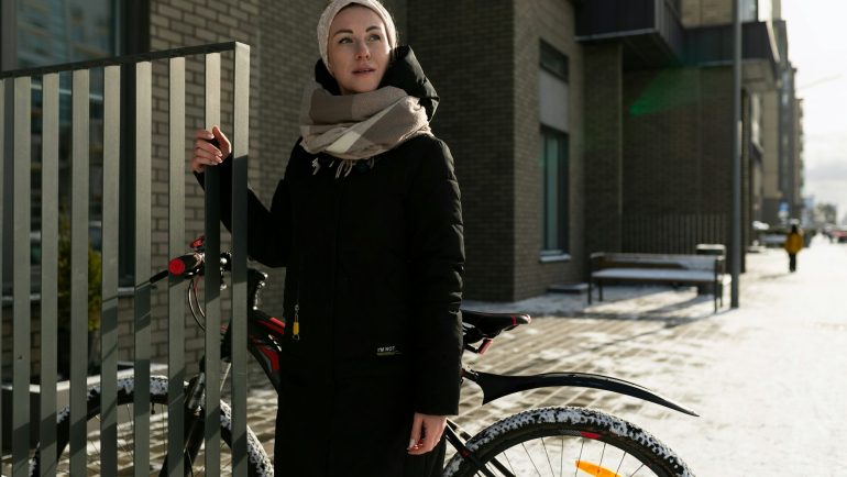 Zimowe sukienki: inspirujące stylizacje